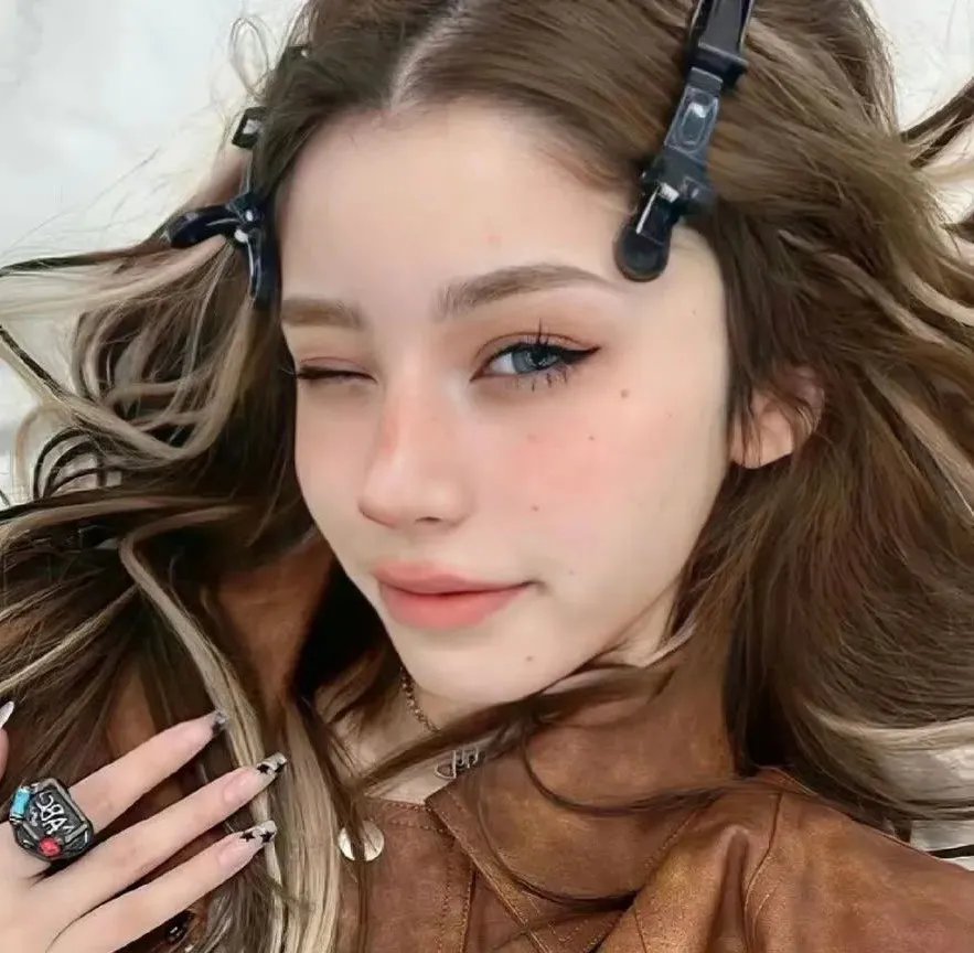 全世界都不如你2021 封面